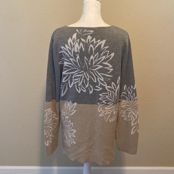 Calvin Klein Knit long Sweater in Gray and tan. White floral. Size M. Dual color - Picture 9 of 13